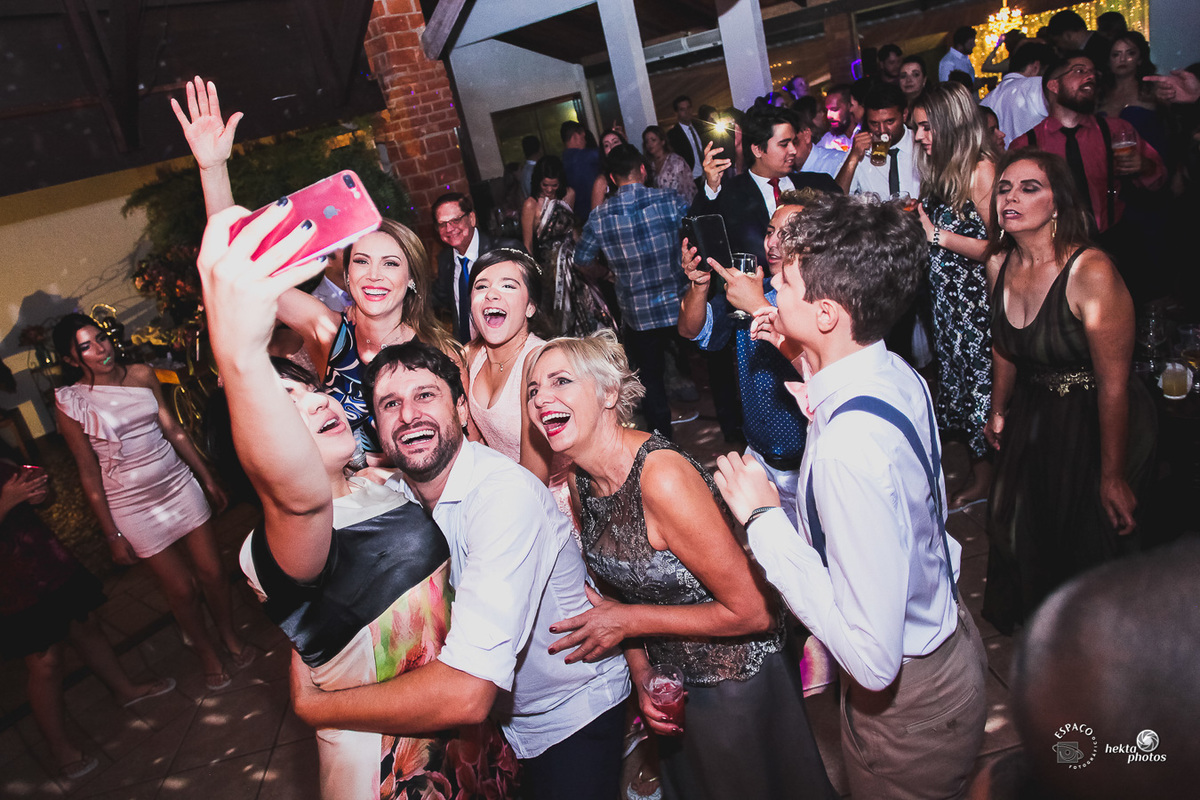 Pista de dança animadíssima no Espaço Sofisticato - Fotojornalismo foto expontanea de casamento goiania 