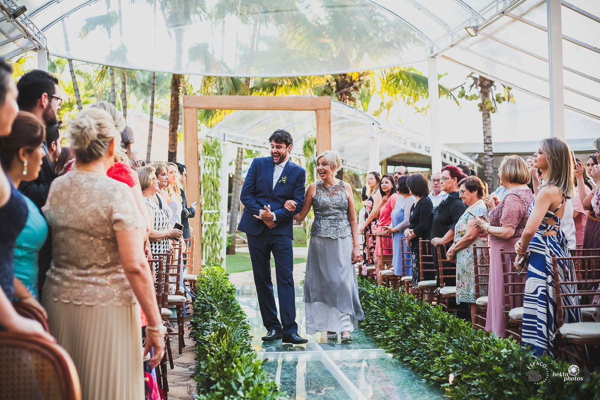 Entrada do noivo na cerimônia de casamento no Espaço Sofisticato