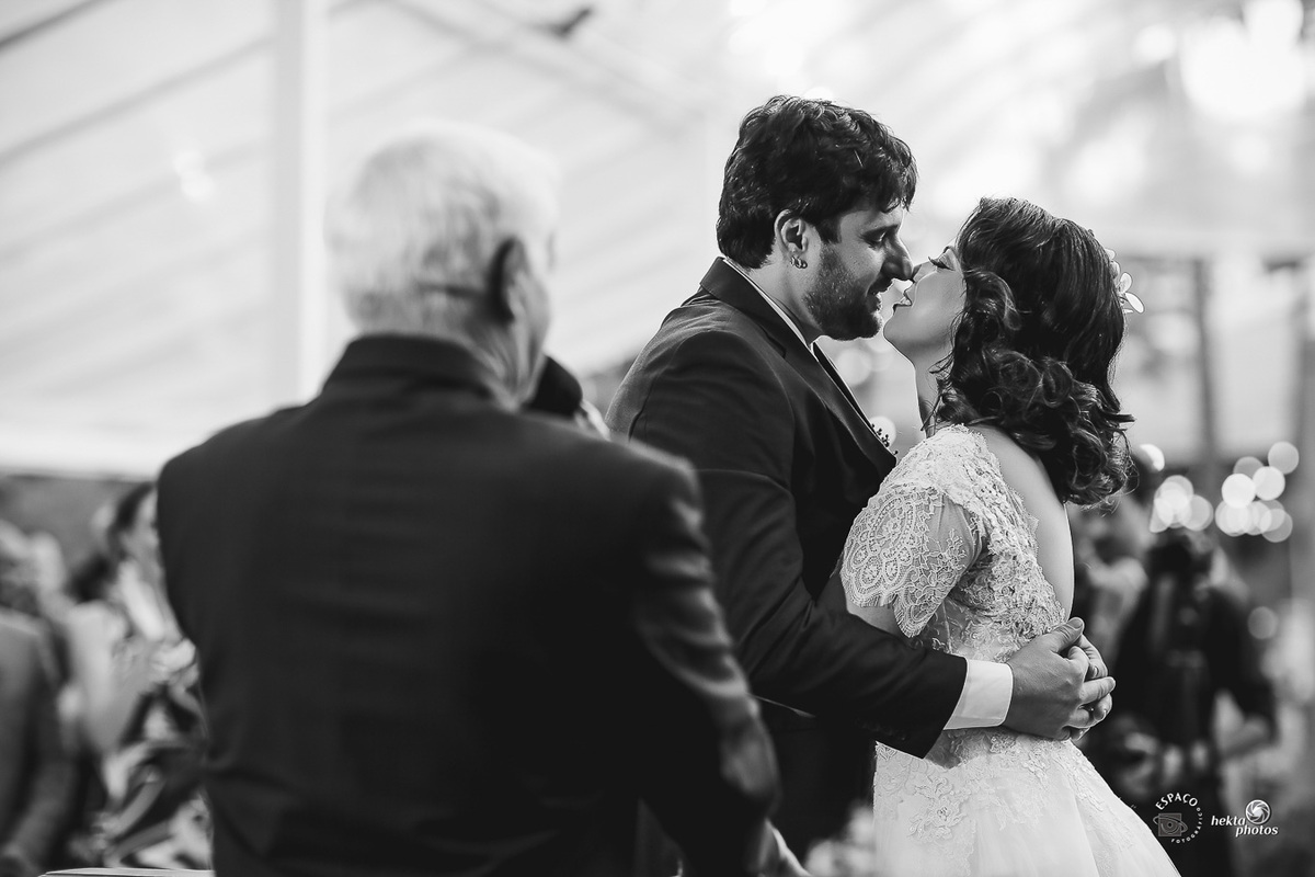 primeiro beijo no por do sol do Espaço Sofisticato - fotografo de casamento goiania