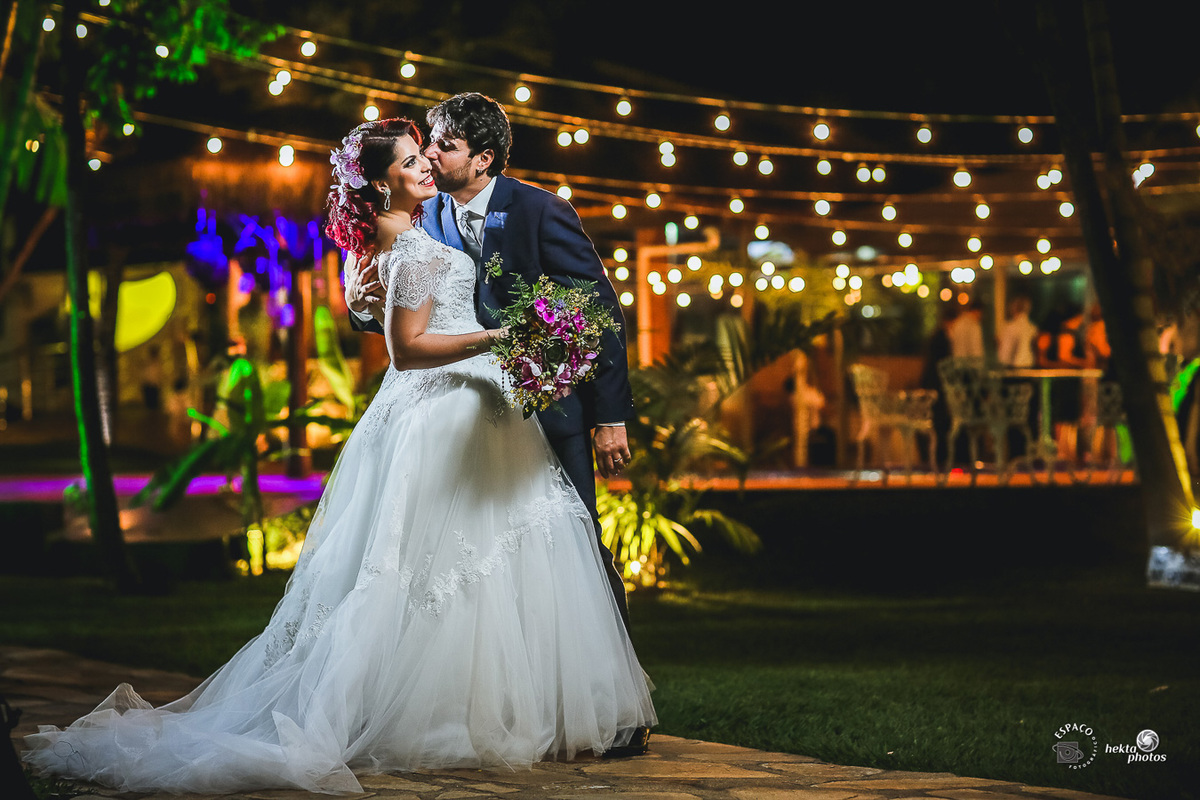 Produção dos noivos no Espaço Sofisticato - fotografia de casamento goiania - varal de luzes sob a piscina