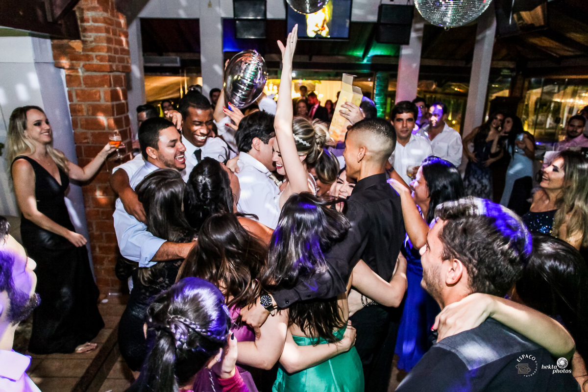 convidados animados - noivos na pista de dança