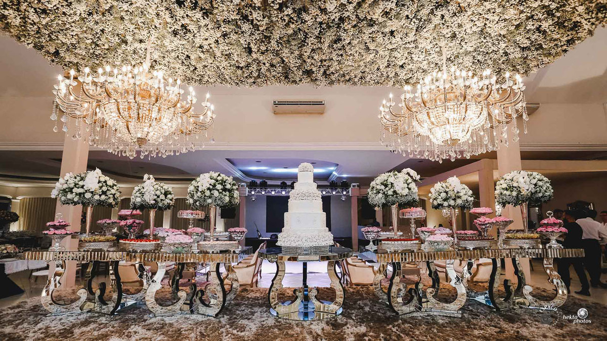 Mesa de bolo montada no centro da Mansão Cristal