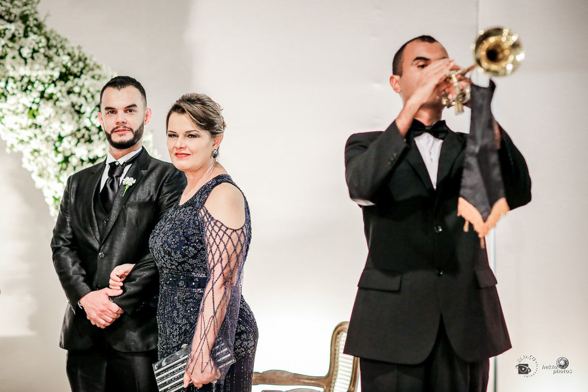 Entrada do noivo na Mansão Cristal - cerimonia montada dentro da Mansão