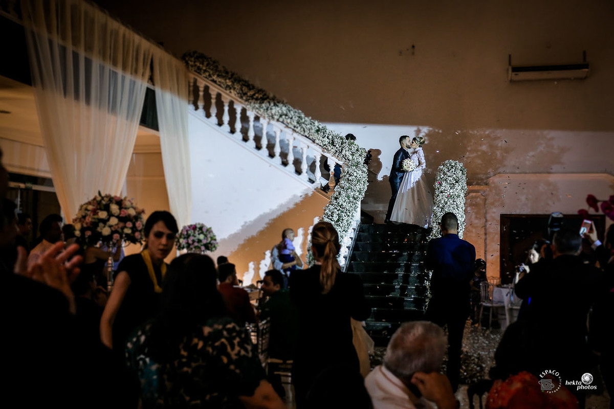 entrada triunfal do casal belkiss e daniel na mansão cristal goiania - fotografia de casamento - foto de casamento