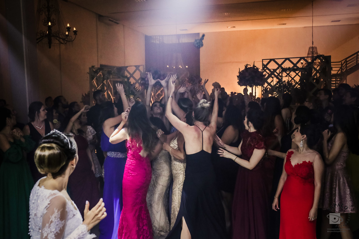 DJ NEGAO ALEGRANDO A PISTA E NOIVOS COMANDANDO AS PICKUPS - ALDEIAS EVENTOS - FOTOGRAFIA DE CASAMENTO ESPAÇO FOTOGRÁFICO E FOTOGRAFO HELIO JUNIOR