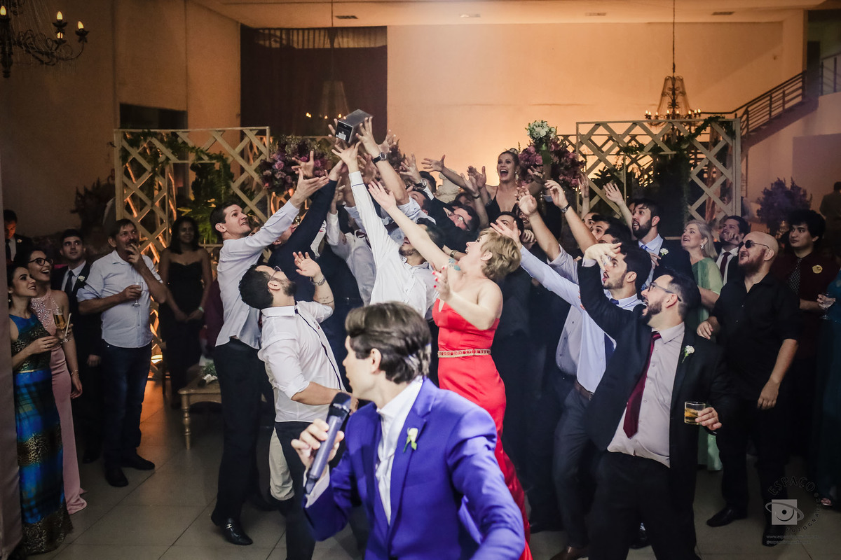 DJ NEGAO ALEGRANDO A PISTA E NOIVOS COMANDANDO AS PICKUPS - ALDEIAS EVENTOS - FOTOGRAFIA DE CASAMENTO ESPAÇO FOTOGRÁFICO E FOTOGRAFO HELIO JUNIOR