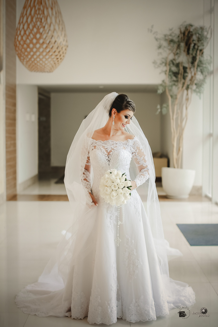 PRODUÇÃO FOTOGRAFICA DA LINDA NOIVA RENATA, TODA TENSÃO PARA A HORA DO SEU CASAMENTO NA IGREJA SÃO LEOPOLDO E FESTA NO CLUBE DO ALPHAVILLE, BUQUET DE ROSAS BRANCAS