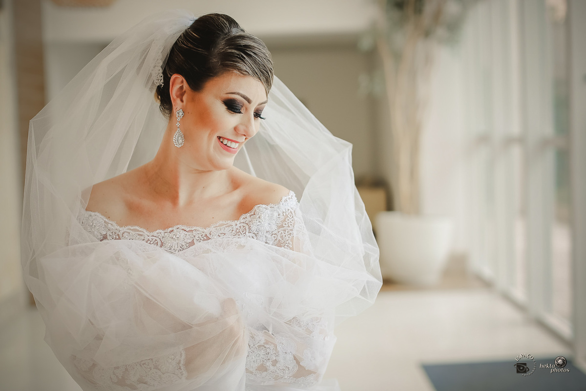 PRODUÇÃO FOTOGRAFICA DA LINDA NOIVA RENATA, TODA TENSÃO PARA A HORA DO SEU CASAMENTO NA IGREJA SÃO LEOPOLDO E FESTA NO CLUBE DO ALPHAVILLE, BUQUET DE ROSAS BRANCAS REDONDO
