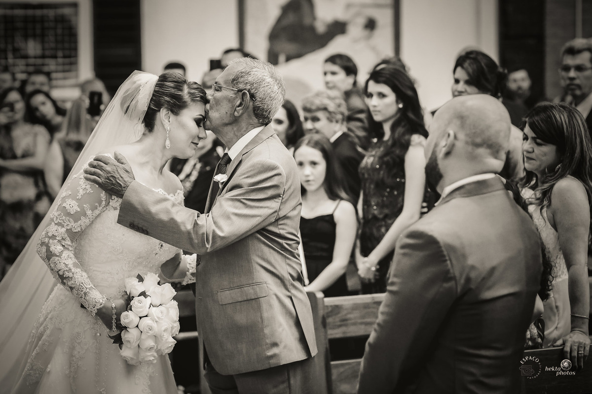 MOMENTO DE EMOÇÃO NA DESPEDIDA DO PAI DA NOIVA E ENTREGA DA NOIVA AO SEU NOIVO NA IGREJA SAO LEOPOLDO GOIANIA GOIAS