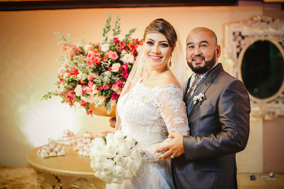 PRODUÇÃO DOS NOIVOS NA PORTA DO CLUBE ALPHAVILLE, ANTES DA ENTRADA DO CASAL DE NOIVOS NA FESTA DE CASAMENTO