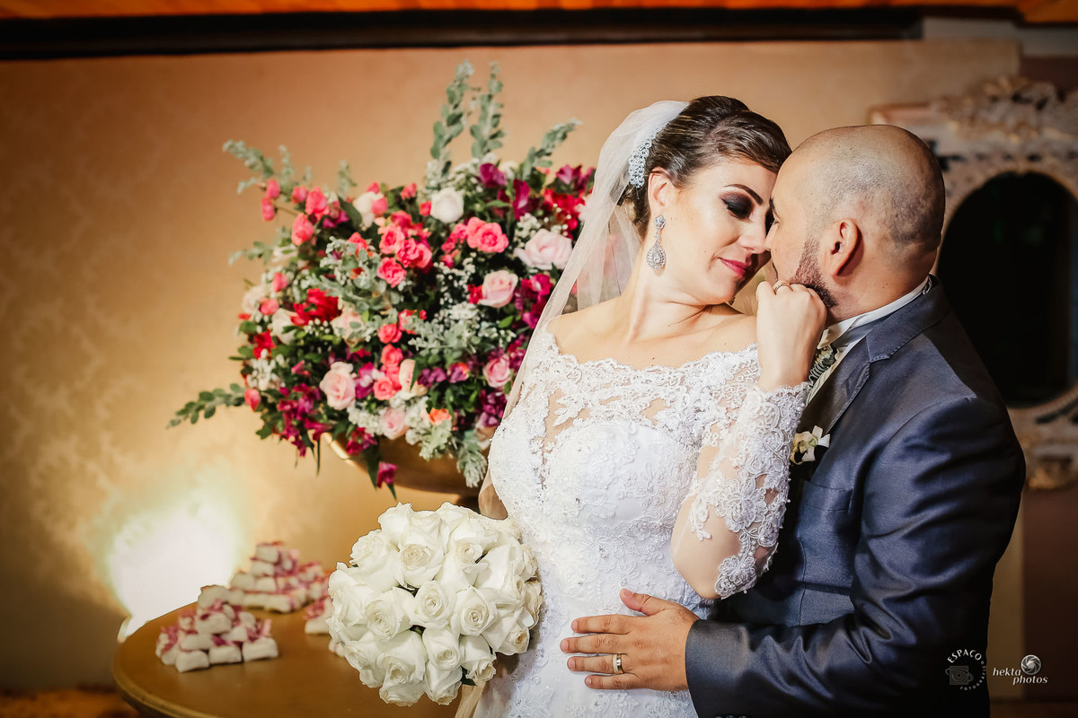 PRODUÇÃO DOS NOIVOS NA PORTA DO CLUBE ALPHAVILLE, ANTES DA ENTRADA DO CASAL DE NOIVOS NA FESTA DE CASAMENTO