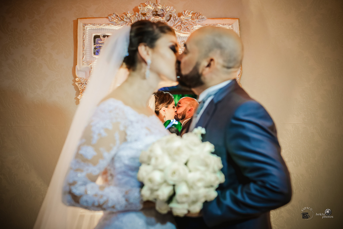 PRODUÇÃO DOS NOIVOS NA PORTA DO CLUBE ALPHAVILLE, ANTES DA ENTRADA DO CASAL DE NOIVOS NA FESTA DE CASAMENTO