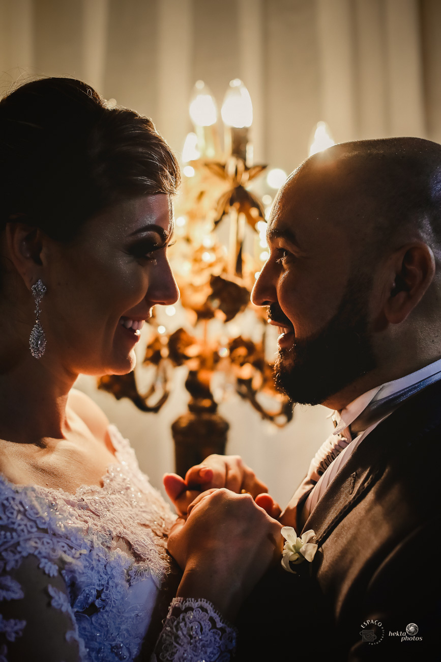 PRODUÇÃO DOS NOIVOS NA PORTA DO CLUBE ALPHAVILLE, ANTES DA ENTRADA DO CASAL DE NOIVOS NA FESTA DE CASAMENTO
