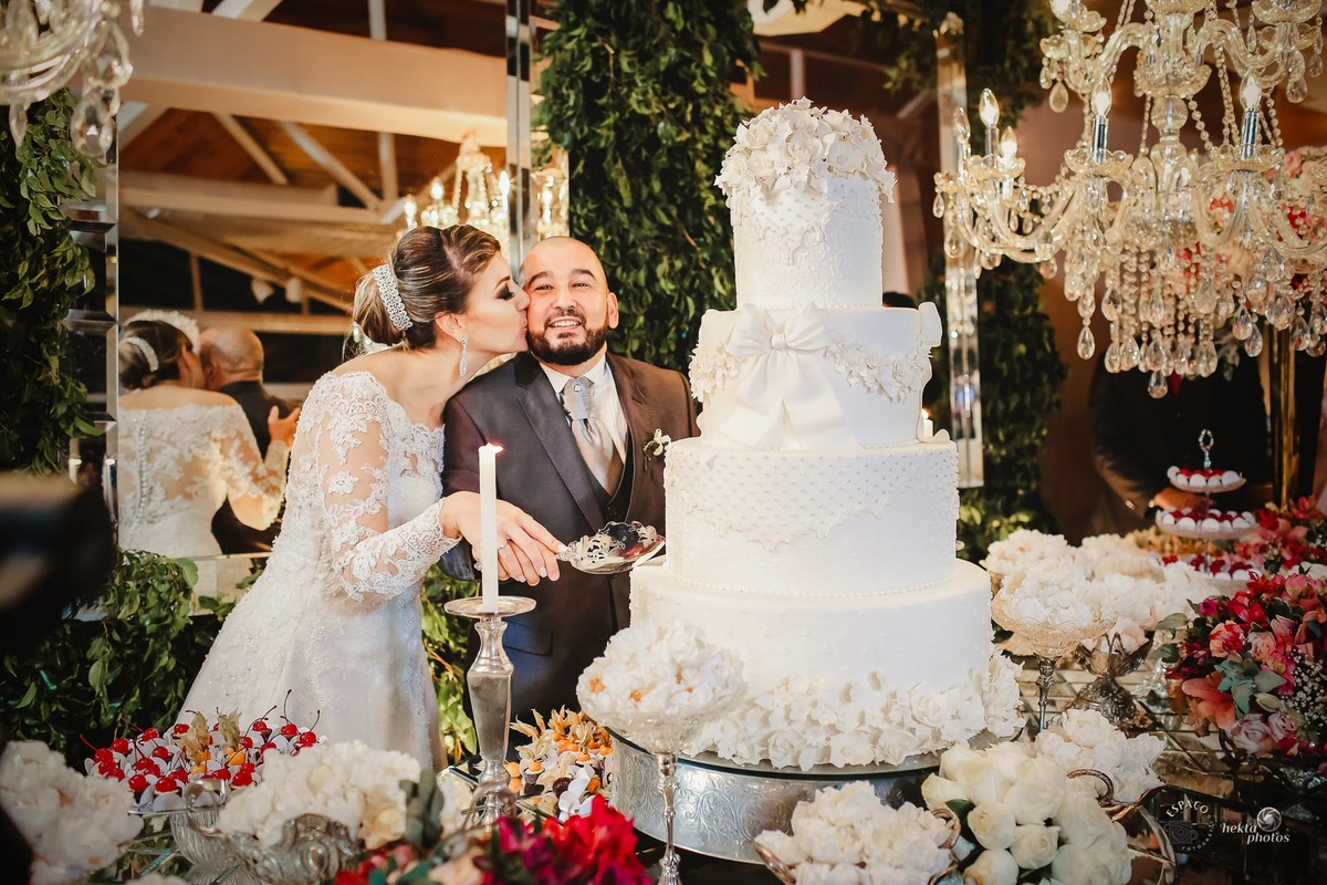 CORTE DO BOLO E MOMENTOS DE FOTOGRAFIA, FOTOGRAFIA DE CASAMENTO GOIANIA, NOIVOS MUITO FELIZES