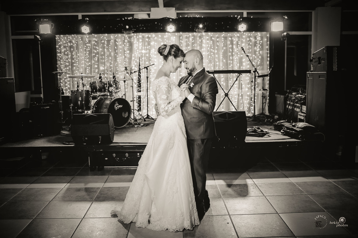 MOMENTO DO BRINDE DO CASAL NA FRENTE DA MESA DE BOLO CLUBE ALPHAVILLE GOIANIA FOTOGRAFIA DE CASAMENTO FOTOGRAFO DE CASAMENTO