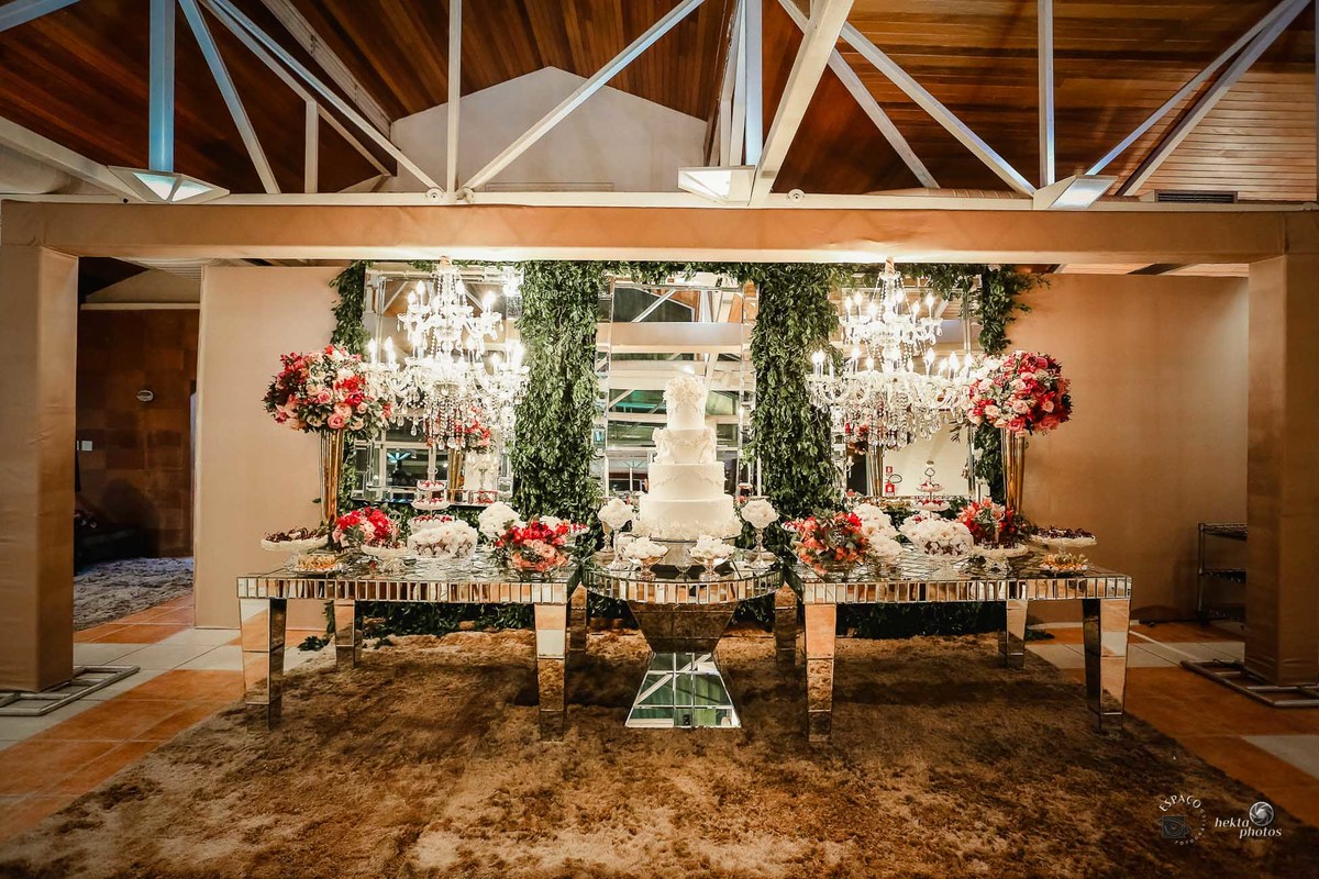 FOTOGRAFIA DE CASAMENTO, FOTOS DA DECORACAO DA MESA DOS PAIS E MESA DE BOLO NO CLUBE ALPHAVILLE GOIANIA