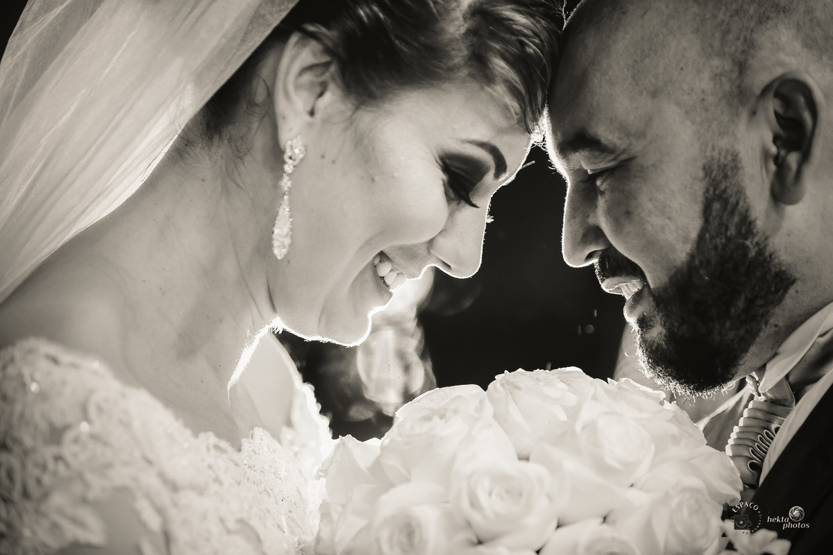 PRODUÇÃO DOS NOIVOS NA PORTA DO CLUBE ALPHAVILLE, ANTES DA ENTRADA DO CASAL DE NOIVOS NA FESTA DE CASAMENTO