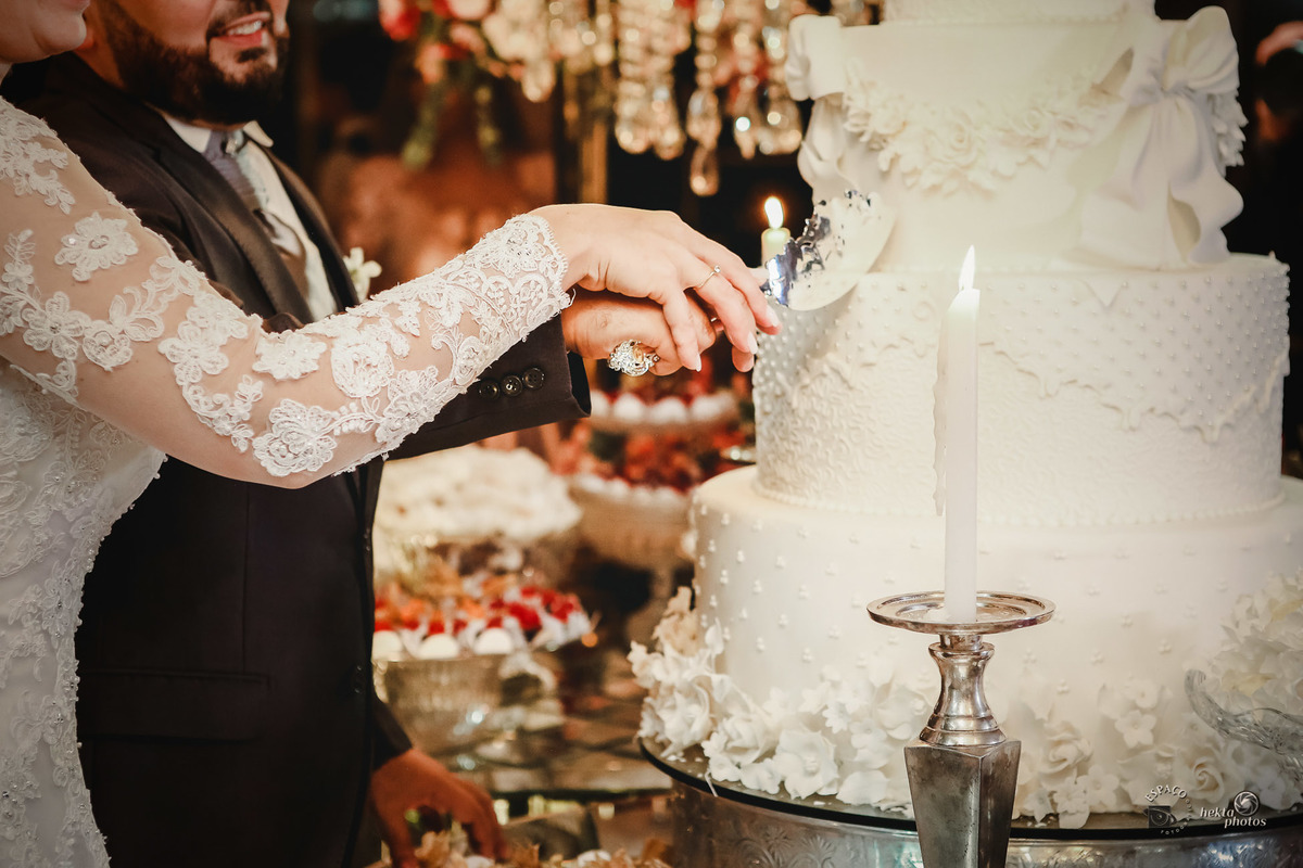 CORTE DO BOLO E MOMENTOS DE FOTOGRAFIA, FOTOGRAFIA DE CASAMENTO GOIANIA, NOIVOS MUITO FELIZES
