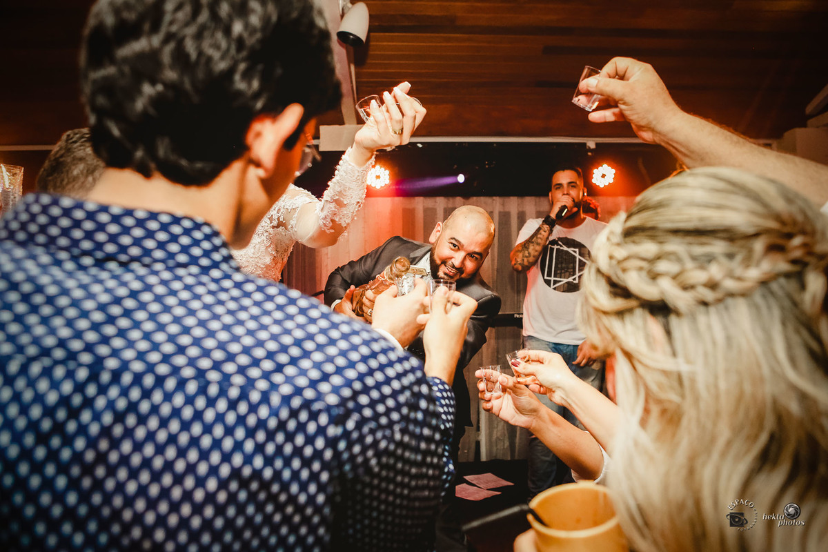 FOTOJORNALISMOS DE CASAMENTO, NOIVO SERVINDO TEQUILA AOS SEUS CONVIDADOS, FOTOGRAFIA DE CASAMENTO GOIANIA