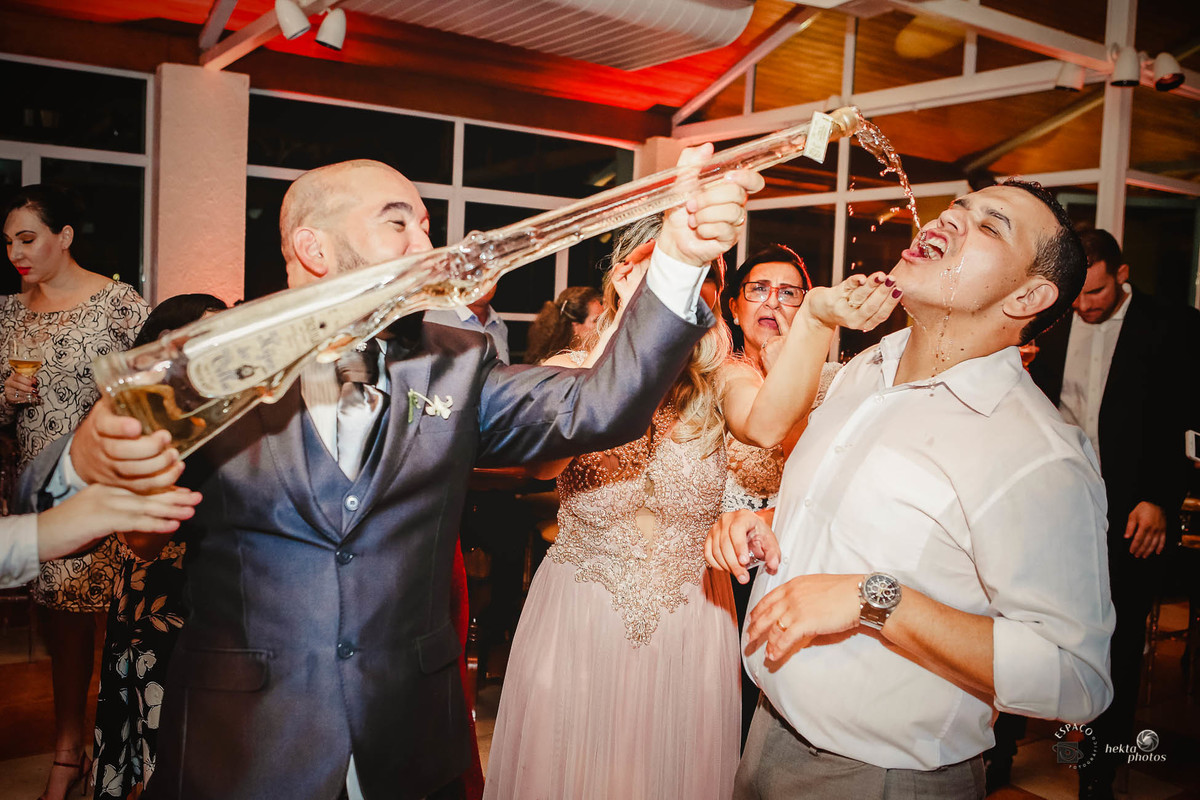 FOTOJORNALISMOS DE CASAMENTO, NOIVO SERVINDO TEQUILA AOS SEUS CONVIDADOS, FOTOGRAFIA DE CASAMENTO GOIANIA