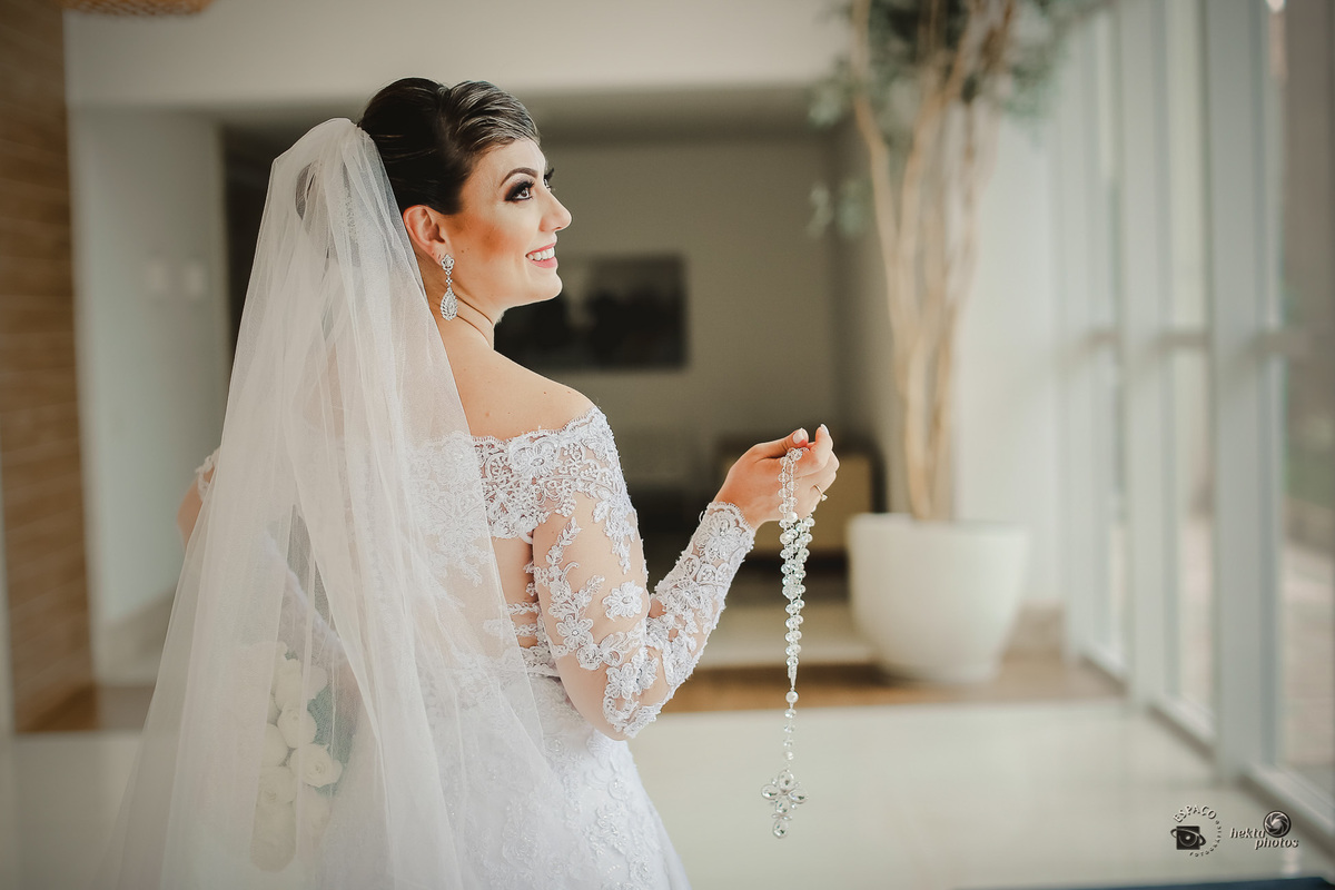 PRODUÇÃO FOTOGRAFICA DA LINDA NOIVA RENATA, TODA TENSÃO PARA A HORA DO SEU CASAMENTO NA IGREJA SÃO LEOPOLDO E FESTA NO CLUBE DO ALPHAVILLE