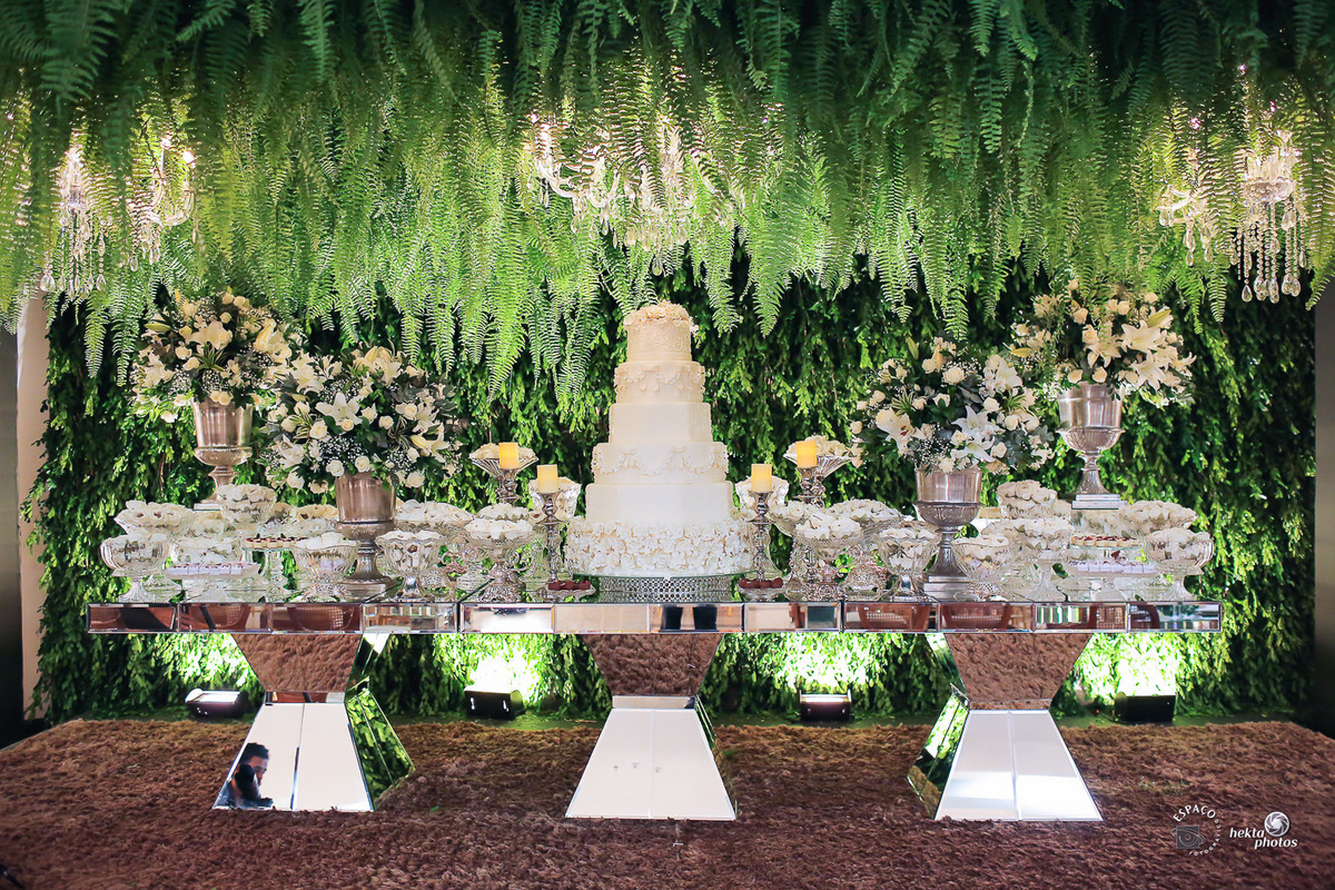 Mesa de bolo assinada por Sabor divino e decoracao da Rosa mistica decoracoes