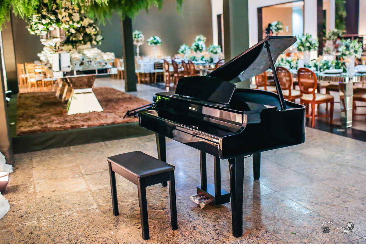 Mesa de bolo assinada por Sabor divino e decoracao da Rosa mistica decoracoes