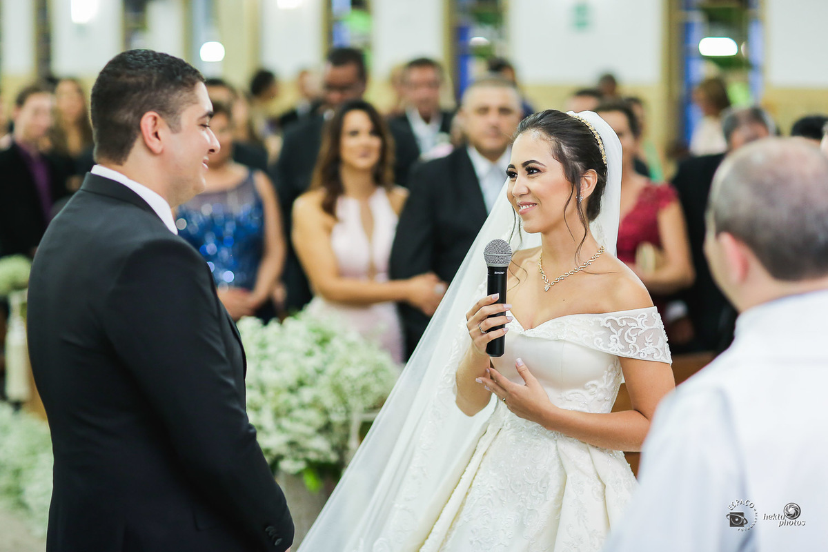 foto de casamento dos noivos no altar da  paroquia bom jesus goiania jardim novo mundo