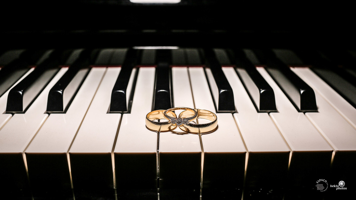 Fotos da aliança do casal no maison florency