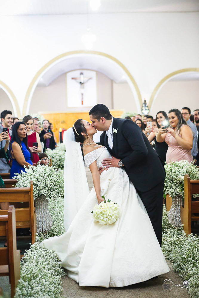 foto de casamento dos noivos no altar da  paroquia bom jesus goiania jardim novo mundo