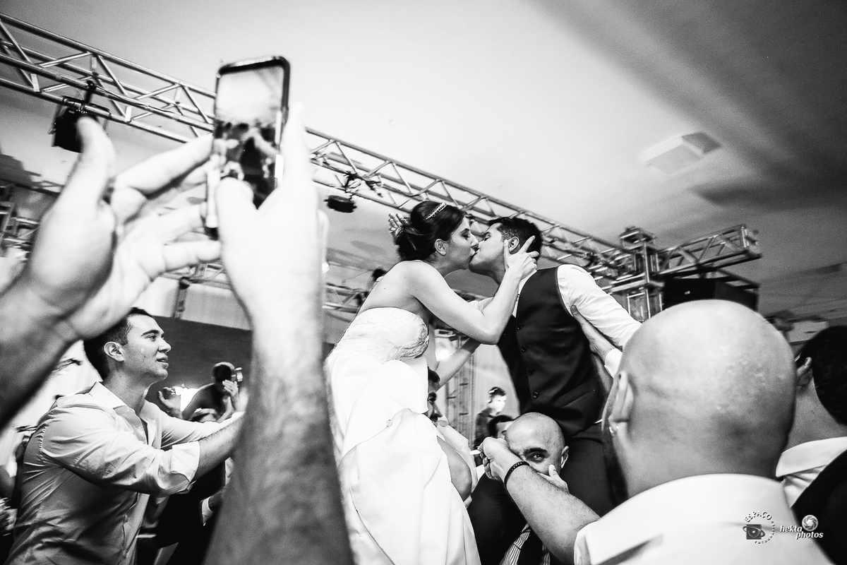 convidados levantando os noivos