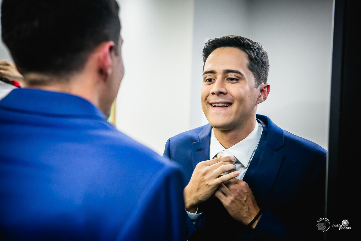 noivo ajustando a gravata