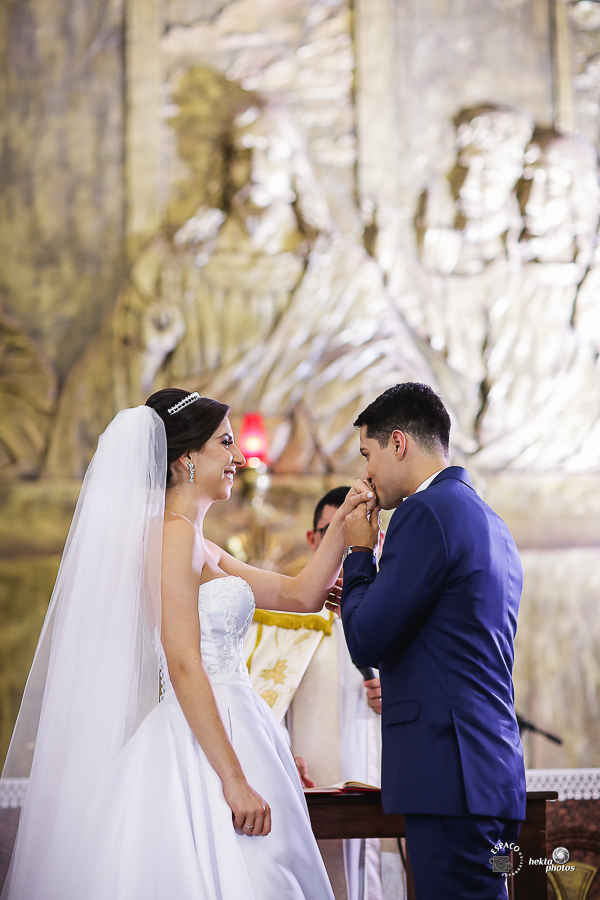 noivo beijando a mão da noiva