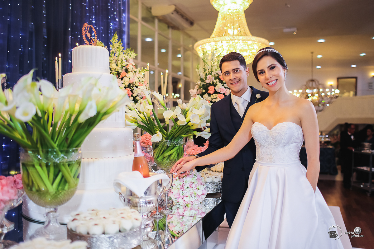 noivos cortando o bolo de casamento