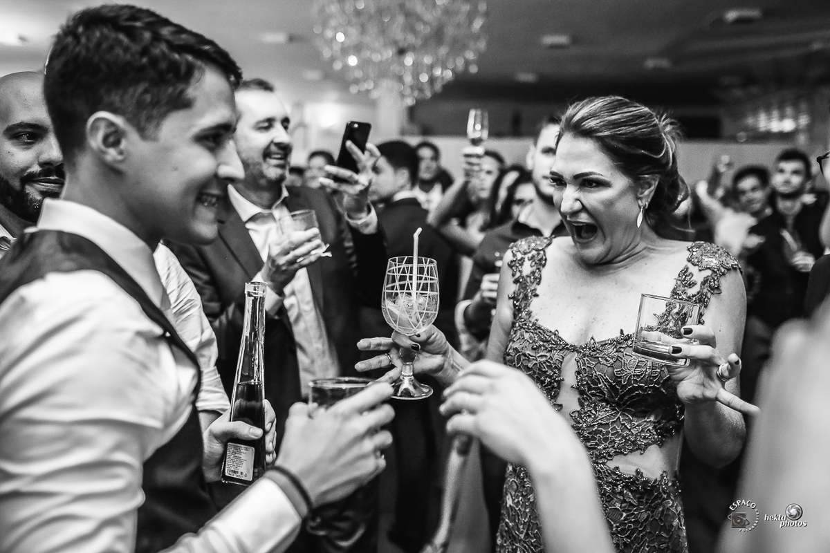 noivos na pista de dança