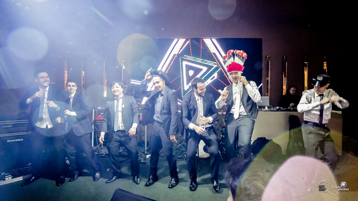 noivo no palco com amigos