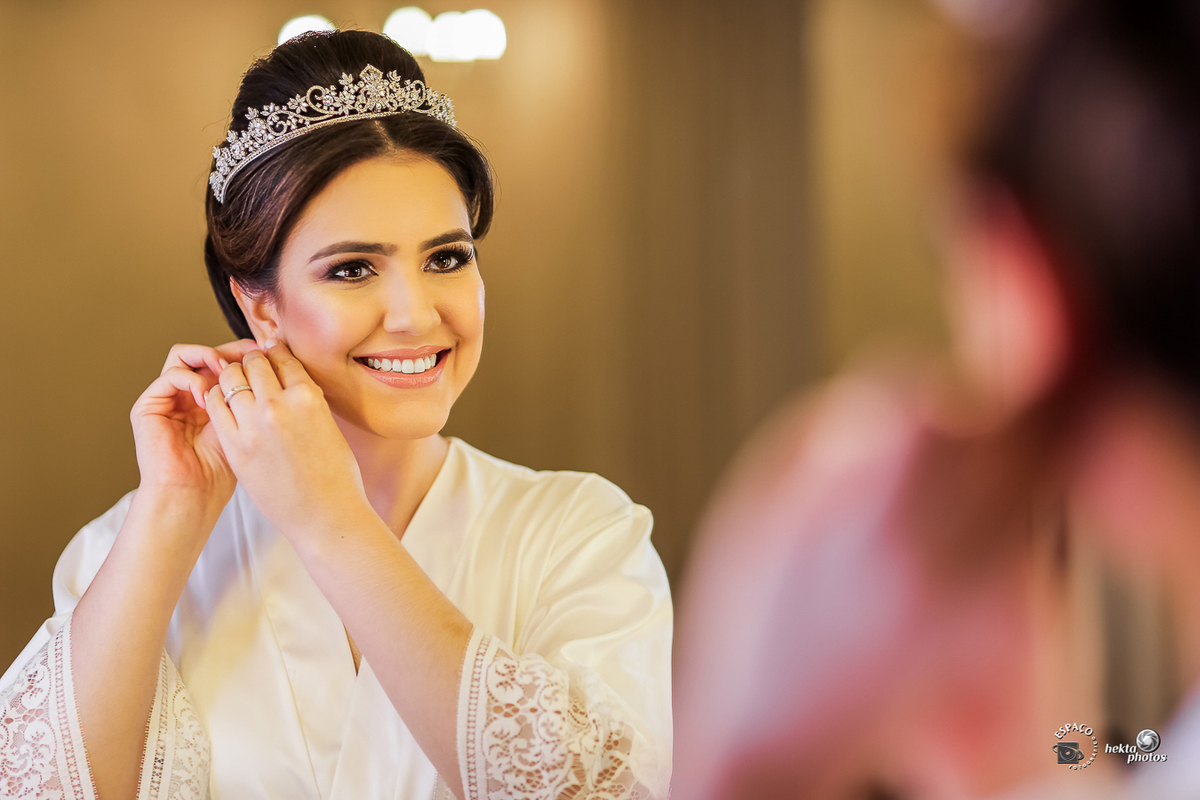 noiva colocando os brincos