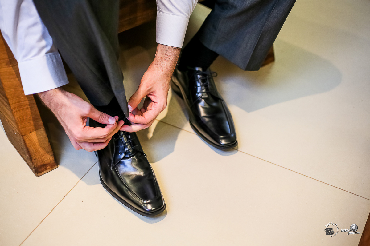noivo colocando os sapatos