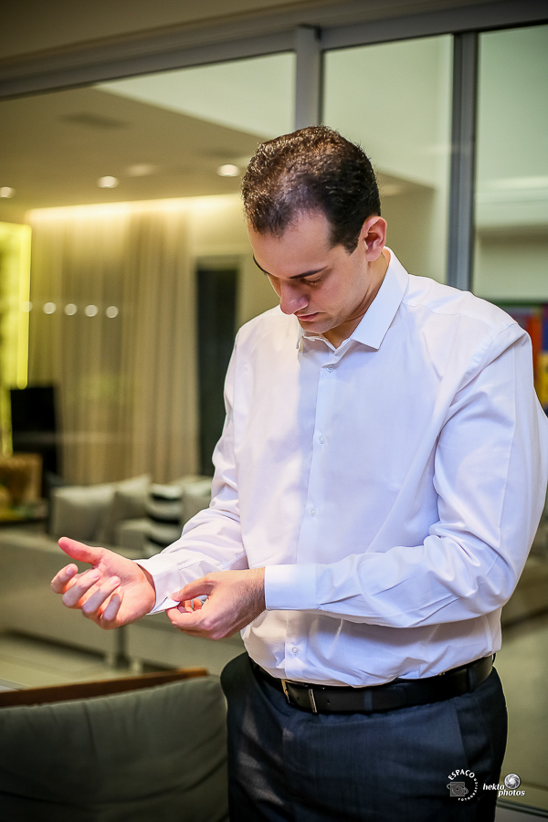 noivo fechando o punho da camisa