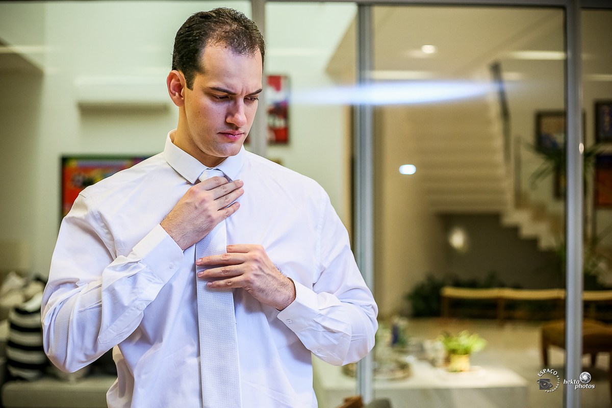 noivo ajustando a gravata