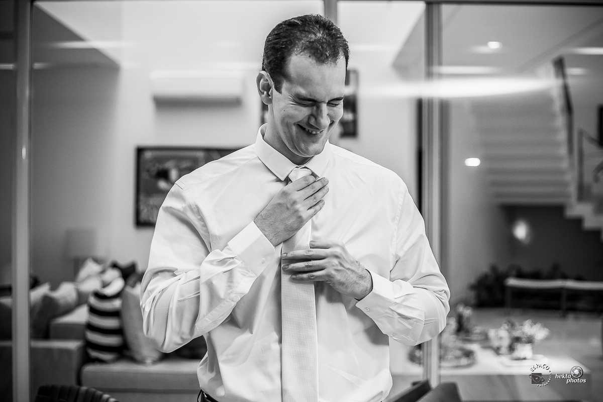 noivo ajustando a gravata