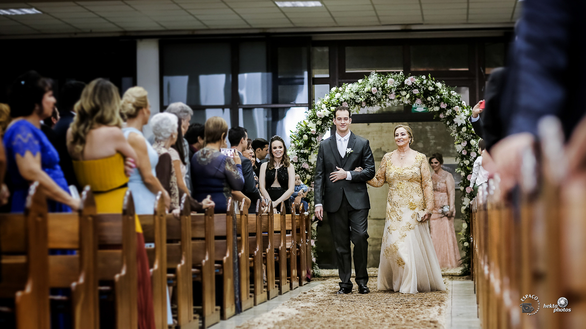noivo entrando na igreja