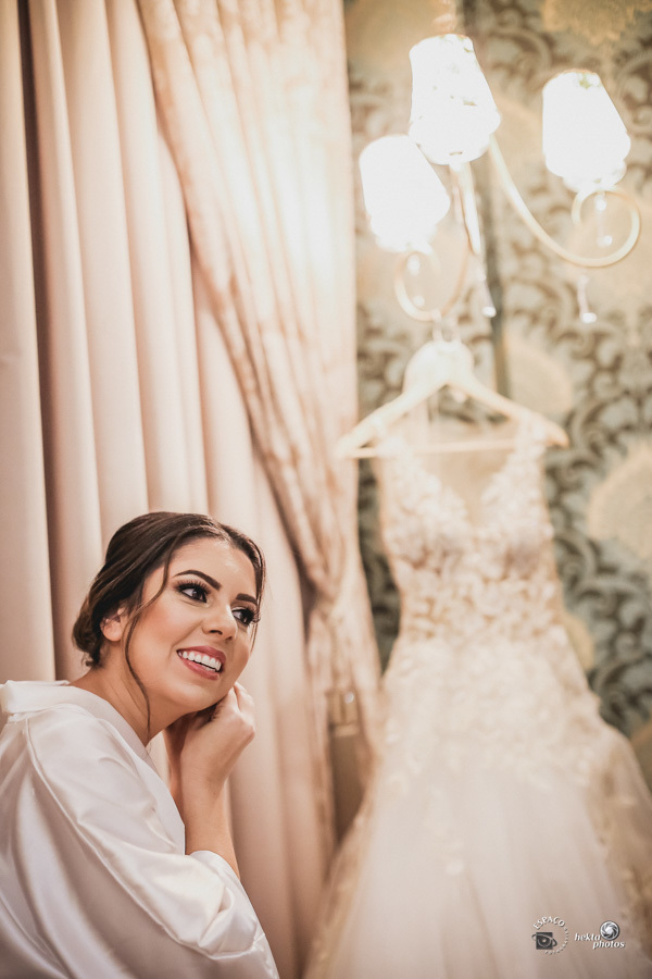 noiva colocando os brincos