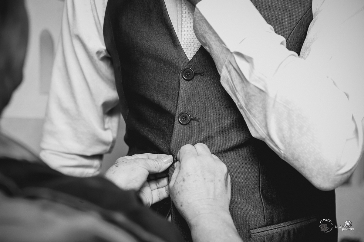 mãe ajudando o noivo se vestir