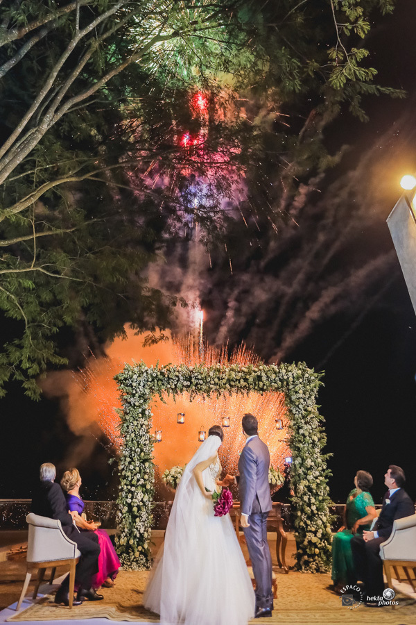 noivos observando dos fogos