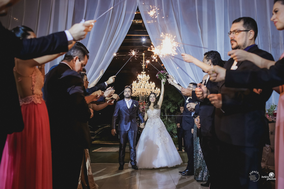 noivos entrando na recepção