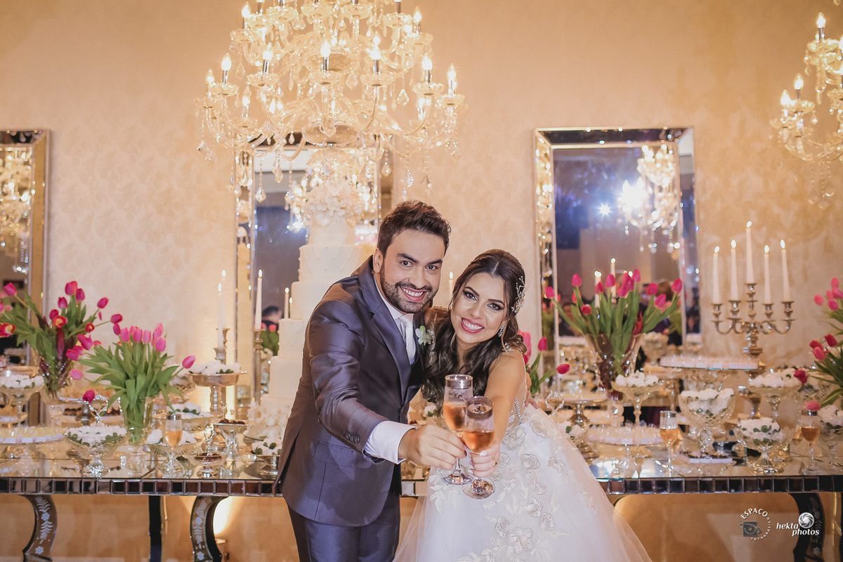 noivos brindando