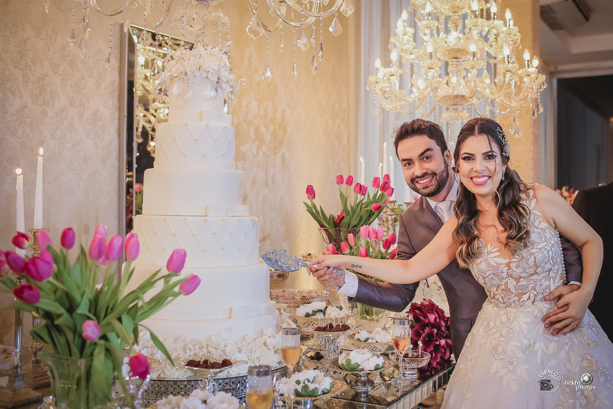 noivos na mesa do bolo