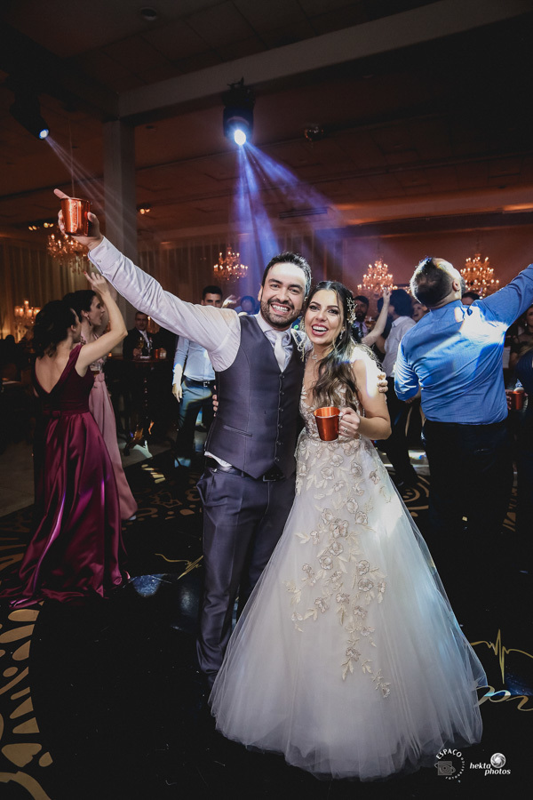 noivos na pista de dança