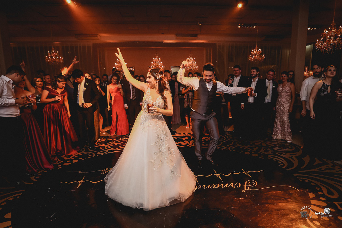 noivos na pista de dança